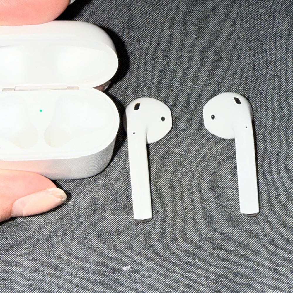Apple Wireless Earbuds with Charging Case - White - Picture 7 of 8